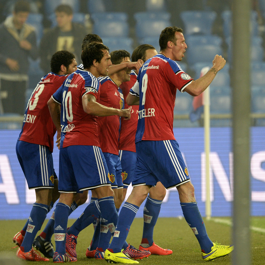Die Basler jubeln ueber den zweiten Treffer der Basler im Fussball Meisterschaftsspiel der Super League zwischen dem FC Basel und dem Grasshopper Club Zuerich im Stadion St. Jakob-Park in Basel, am Samstag, 2. Mai 2015. (KEYSTONE/Georgios Kefalas)