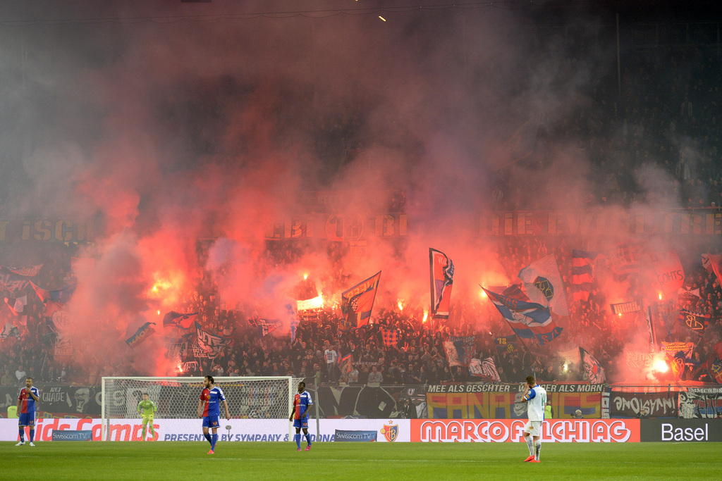 Die Basler Fans feiern das zweite Tor ihrer Mannschaft im Fussball Meisterschaftsspiel der Super League zwischen dem FC Basel und dem Grasshopper Club Zuerich im Stadion St. Jakob-Park in Basel, am Samstag, 2. Mai 2015. (KEYSTONE/Georgios Kefalas)