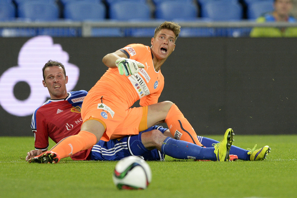 Der Basler Marco Streller, links, und der Zuercher Torhueter Vaso Vasic, rechts, schauen dem Ball nach, der Richtung Tor rollt, im Fussball Meisterschaftsspiel der Super League zwischen dem FC Basel und dem Grasshopper Club Zuerich im Stadion St. Jakob-Park in Basel, am Samstag, 2. Mai 2015. (KEYSTONE/Georgios Kefalas)