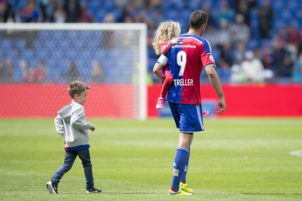 Der Basler Marco Streller verlaesst mit seinen Kindern den Platz nach dem Fussball Meisterschaftsspiel der Super League zwischen dem FC Basel und dem FC Luzern im Stadion St. Jakob-Park in Basel, am Sonntag, 26. April 2015. (KEYSTONE/Georgios Kefalas)
