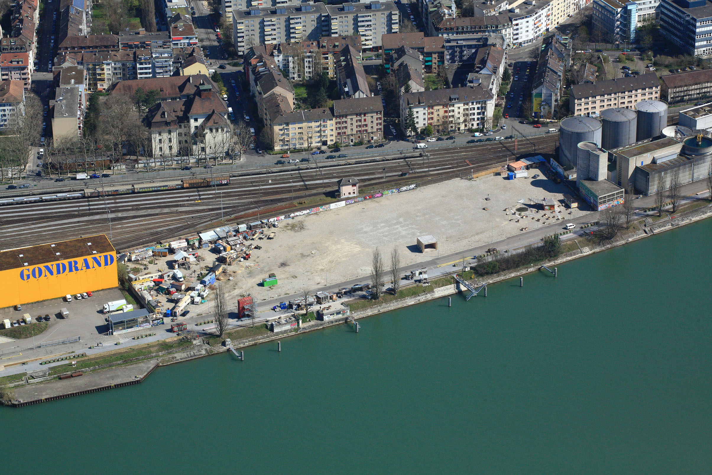 Schön gelegen am Rhein und doch ist die Lebensader weit weg: das Klybeck, getrennt von der Hafenbahn.