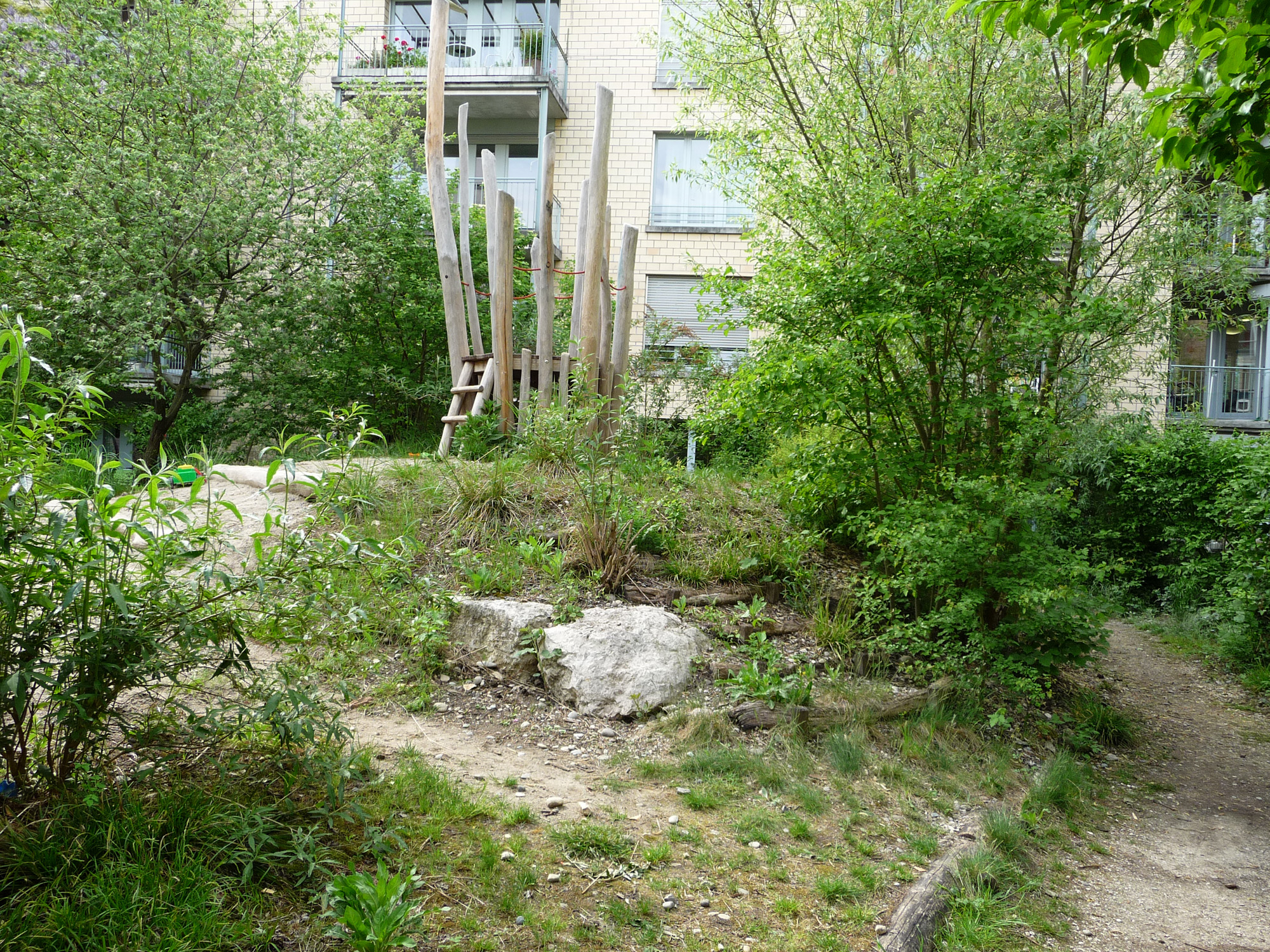 Wildwuchs und Abenteuerspielplatz.