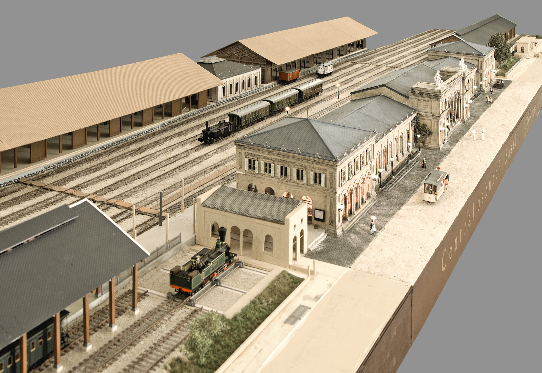 Centralbahnhof Basel der Schweierzischen Centralbahn und der Französischen Ostbahn, Modell des Aufnahmegebäudes mit Nebengebäuden, der beiden Einsteigehallen, der Güterverwaltung und eines Teils der Güterhallen im Massstab 1:100, gebaut 2012-2015 von Dominic Buttliger und Elfi Weider, Schwyz.