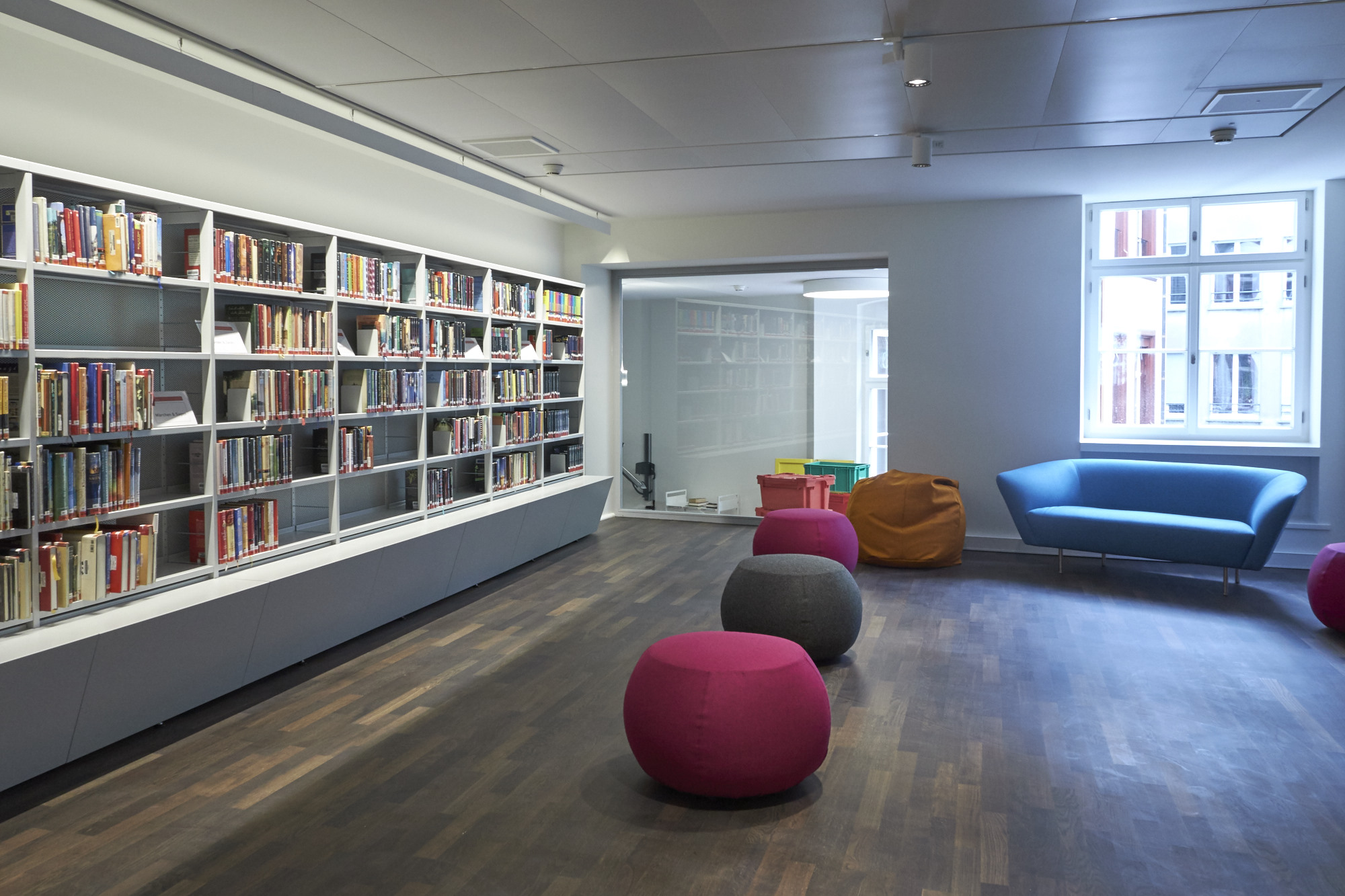 Gemütliche Sitzkissen und Sofas sollen die Leute zum Verweilen einladen.