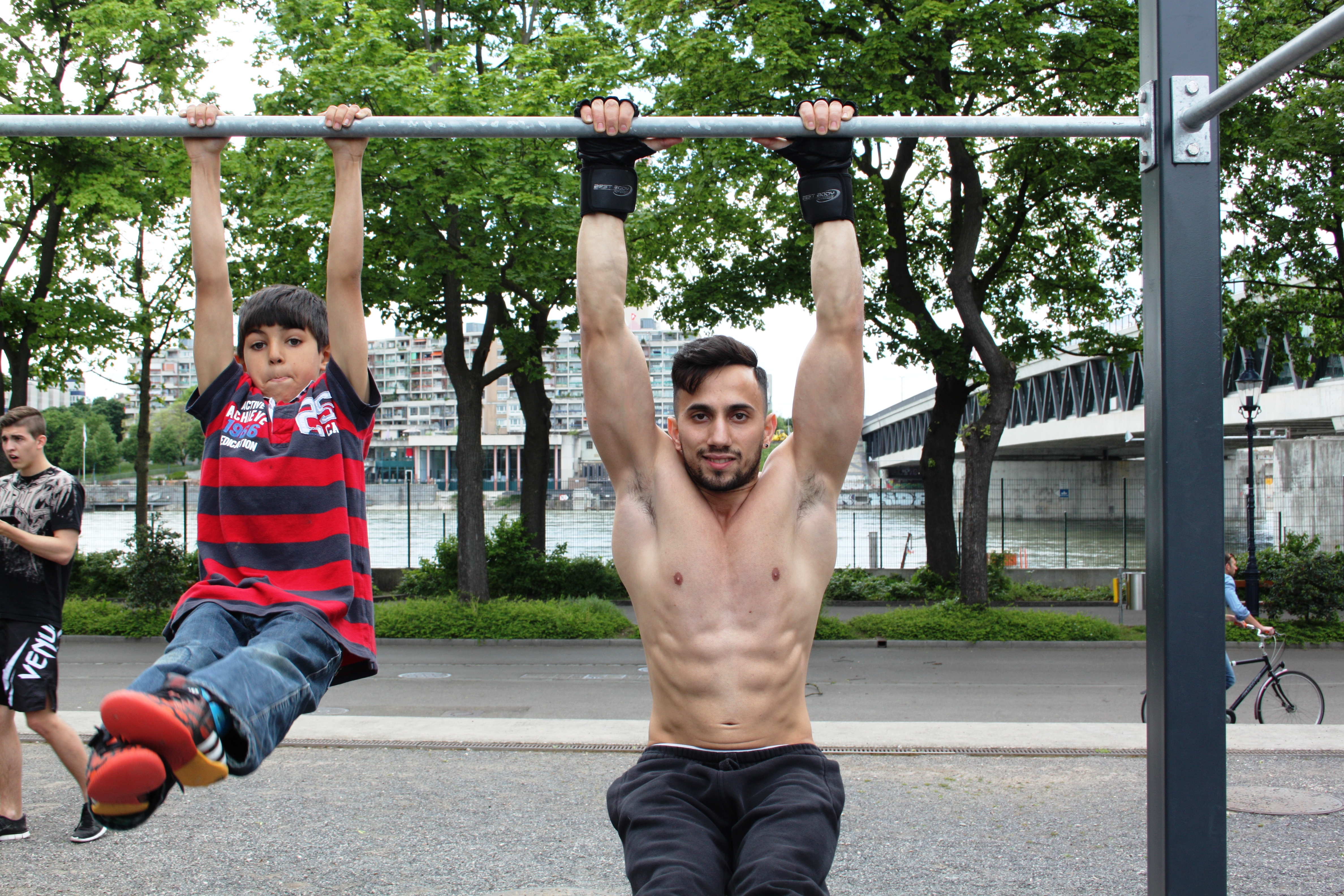 Von den Cracks abschrecken lassen sollte sich keiner. Beim Streetworkout ist jeder willkommen.