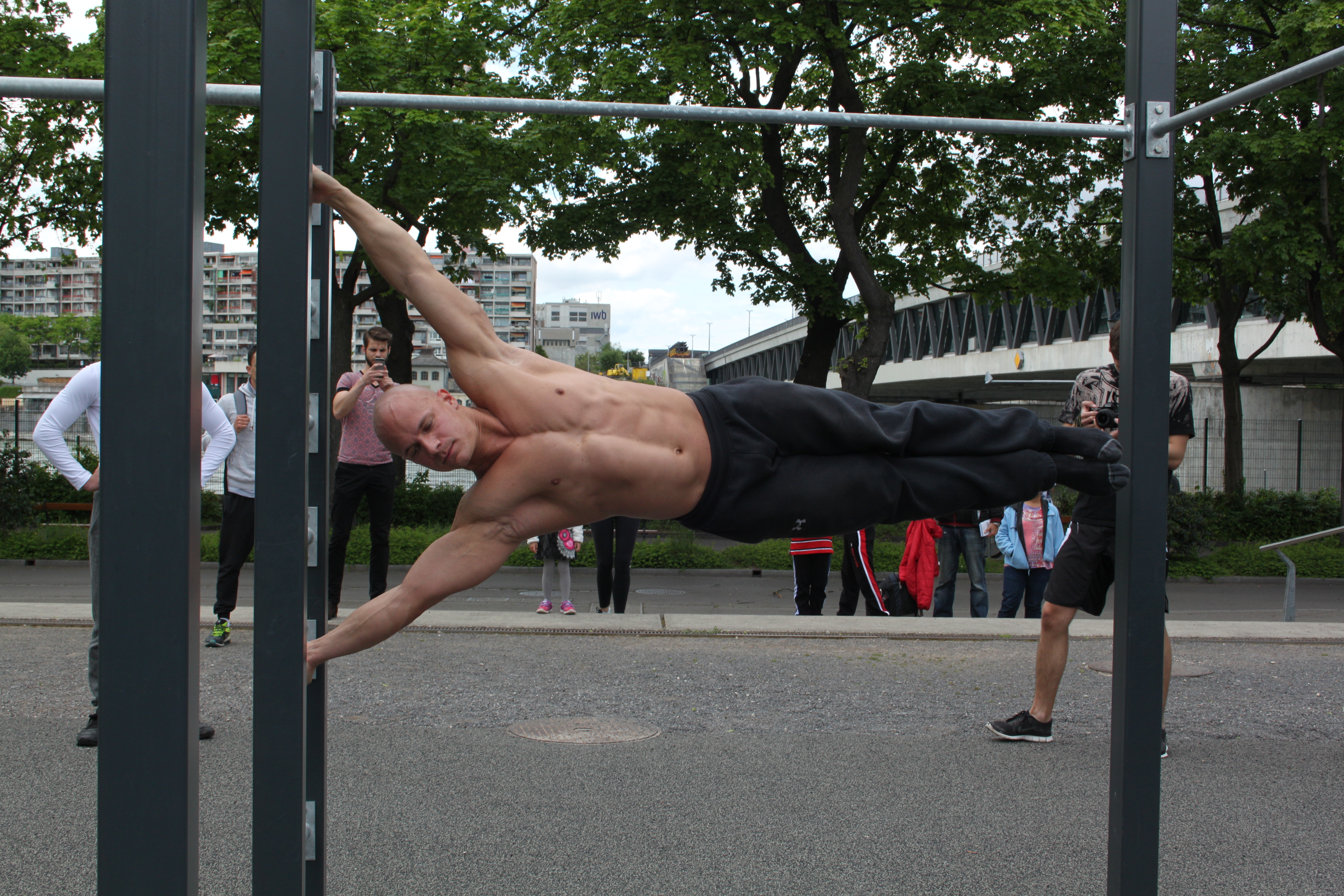 Macht jeder mindestens einmal: die populäre Übung «Human Flag».