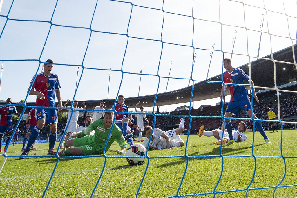 Der Basler Marek Suchy, mitte, schiesst das Tor zum 1-2 gegen die Zuercher Torhueter Yanick Brecher, Ivan Kecojevic, Burim Kukeli und Alain Nef, von links, daneben die Basler Fabian Schaer und Marco Streller, von links, beim Fussball Meisterschaftsspiel der Super League zwischen dem FC Zuerich und dem FC Basel am Sonntag, 10. Mai 2015, im Stadion Letzigrund in Zuerich. (KEYSTONE/Valeriano Di Domenico)