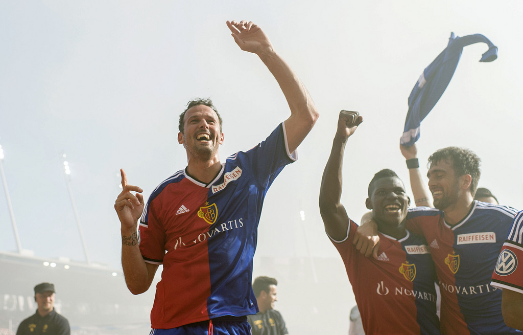 Die Basler Marco Streller, Breel Embolo und Matias Delgado, von link,s jubeln mit den Fans nach dem Sieg beim Fussball Meisterschaftsspiel der Super League zwischen dem FC Zuerich und dem FC Basel am Sonntag, 10. Mai 2015, im Stadion Letzigrund in Zuerich. (KEYSTONE/Valeriano Di Domenico)