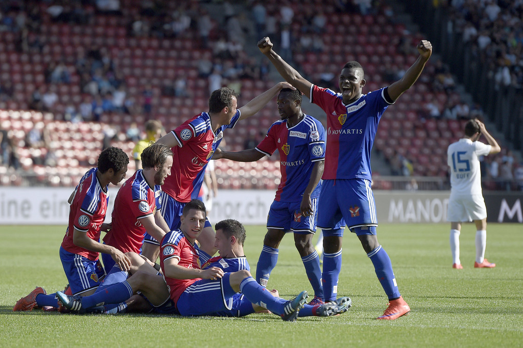 Die Basler Mohamed Elneny, Shkelzen Gashi, Fabian Schaer, Marco Strelle, Torschuetze Marek Suchy, Adama Traore und Breel Embolo jubeln nach dem Tor zum 1-2 beim Fussball Meisterschaftsspiel der Super League zwischen dem FC Zuerich und dem FC Basel am Sonntag, 10. Mai 2015, im Stadion Letzigrund in Zuerich. (KEYSTONE/Valeriano Di Domenico)