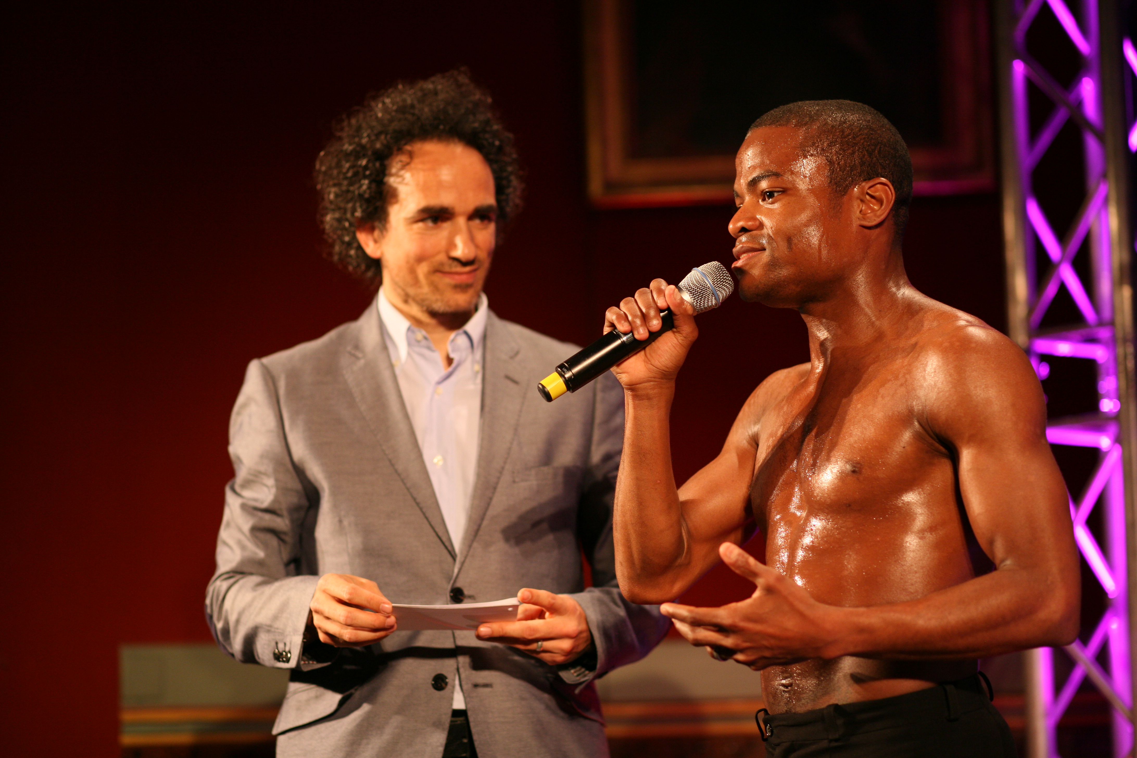 Tänzer Armando Braswell im Gespräch mit Moderator Gabriel Gee-Jay Jenny an der TEDxBasel 2015.