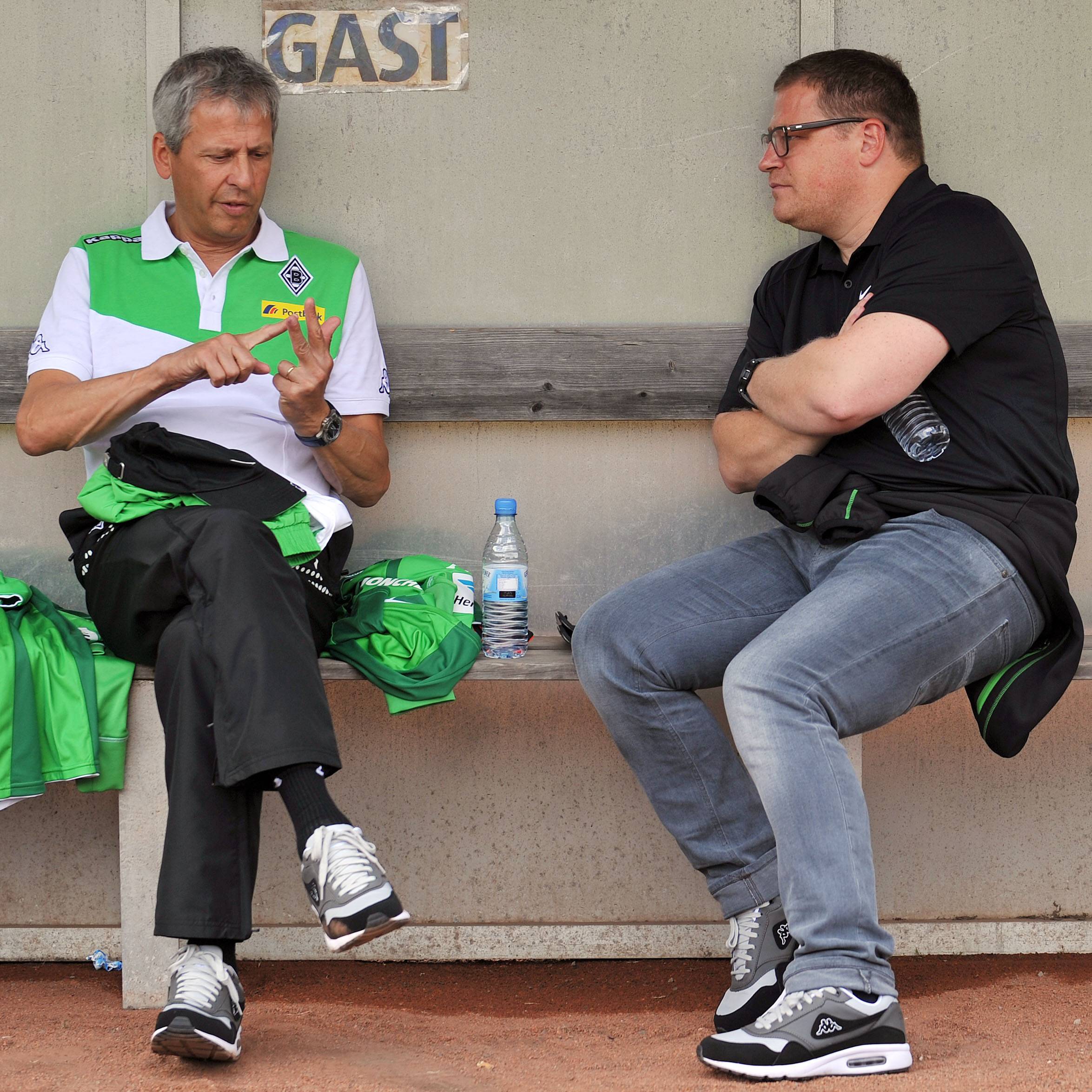 SSVg. Velbert vs. Borussia M�nchengladbach --- Fussball --- Testspiel --- 06.07.2014 Lucien Favre (Trainer M�nchengladbach), links, und Max Eberl (Sportdirektor M�nchengladbach), auf der Ersatzbank sitzend, dar�ber der Schriftzug Gast, Gestik, Freisteller SSVg Velbert vs Borussia Moenchengladbach Football try out 06 07 2014 Lucien Favre team manager Moenchengladbach left and Max Eberl Sports Director Moenchengladbach on the Substitutes' bench seated about it the emblem Guest Gesture cut out