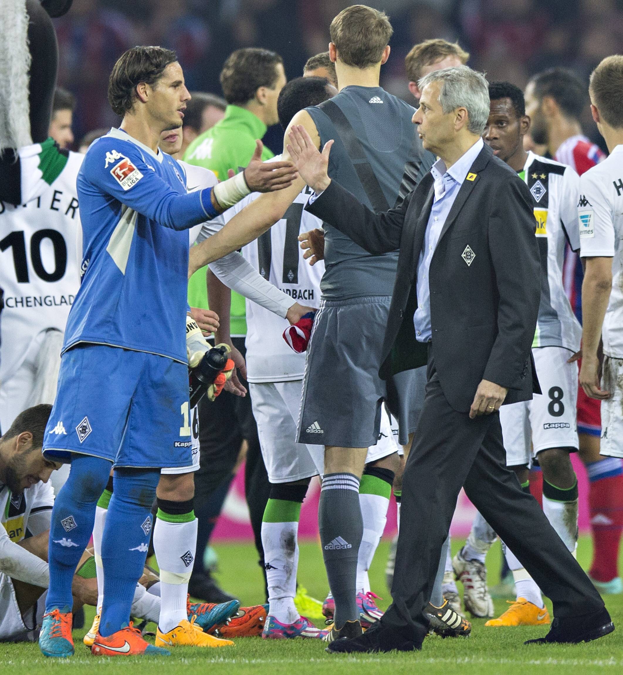 M�nchengladbach, 26.10.2014, Borussia Park Torwart Yann Sommer (BMG), Trainer Lucien Favre (BMG) VfL Borussia M�nchengladbach - Bayern M�nchen mm Moenchengladbach 26 10 2014 Borussia Park Goalkeeper Yann Summer BMG team manager Lucien Favre BMG VfL Borussia Moenchengladbach Bavaria Munich mm