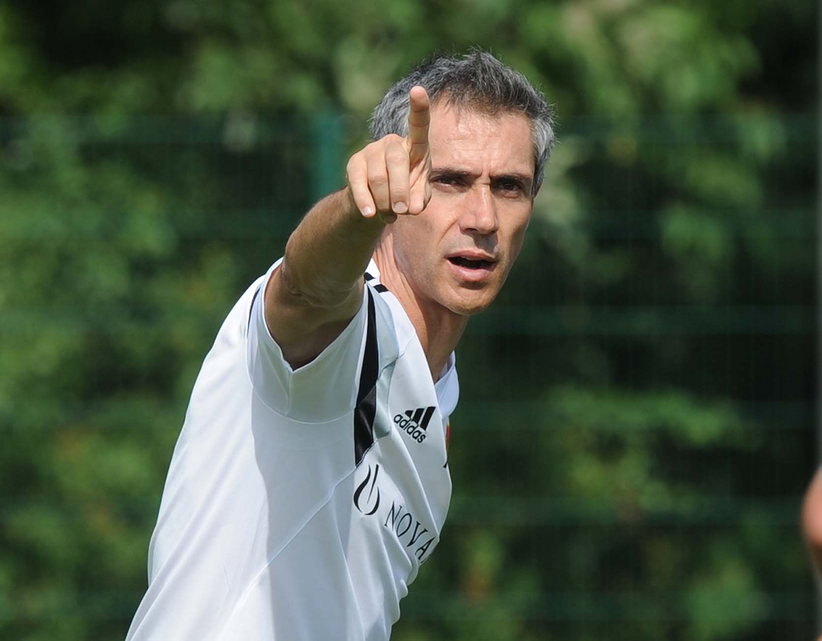 Sagt nichts anderes, als dass er auch im Juni 2015 das FCB-Kader zum Trainingsauftakt begrüssen will: Paulo Sousa, hier bei seinem ersten Training vor einem Jahr.