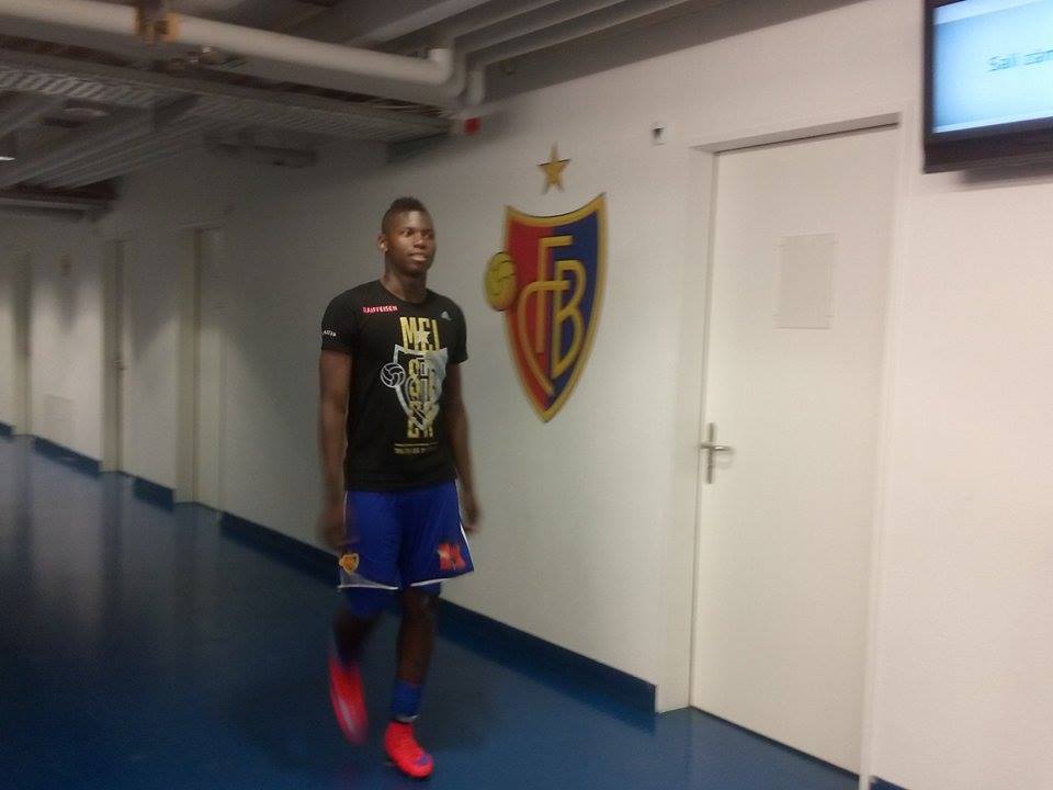 Grosszügiger Ausschenker. Breel Embolo holt Nachschub in der Kabine.