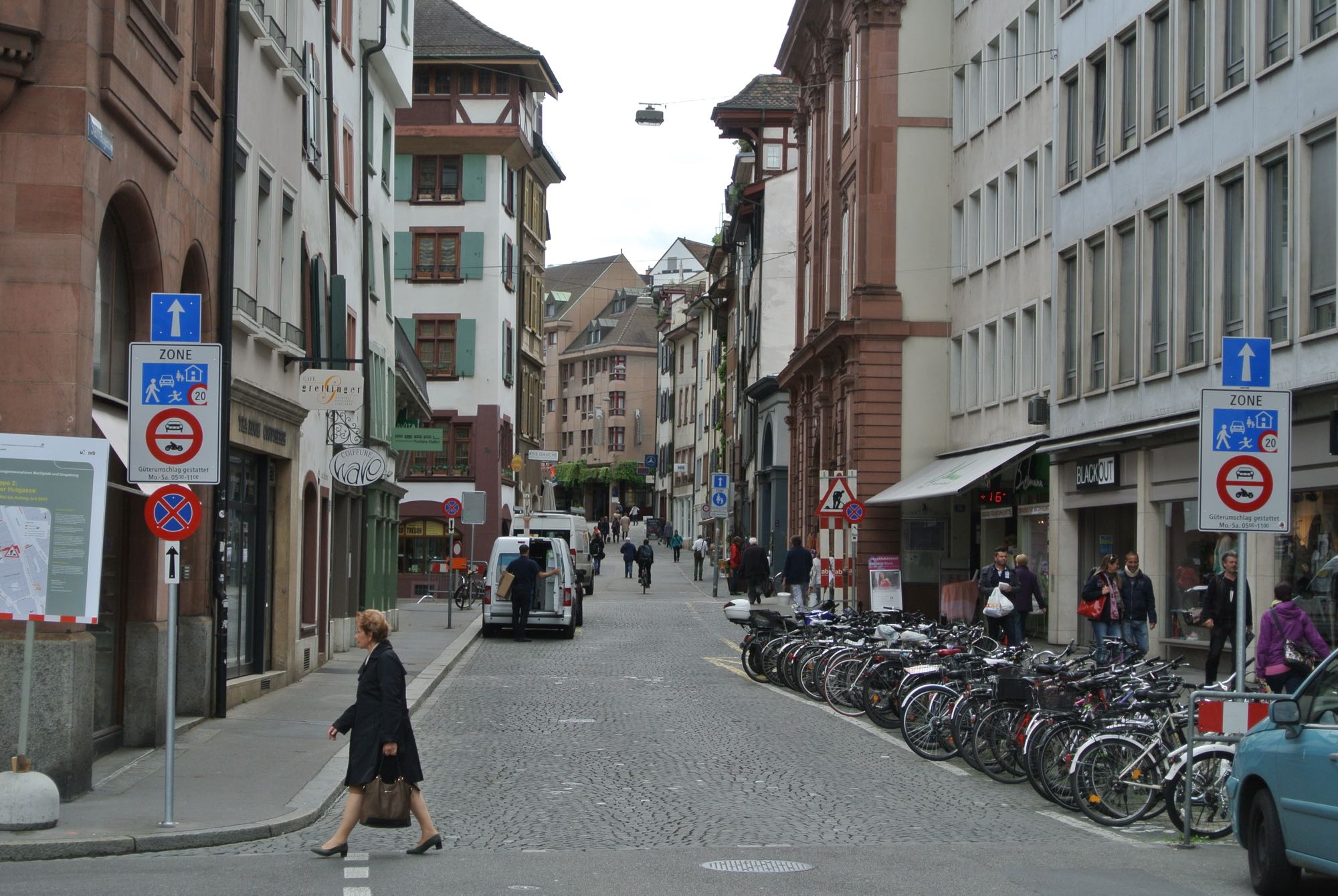 Die Verkehrsteilnehmenden hätten sich an das neue Verkehrskonzept gewöhnt: gesperrte Zufahrt in die Kernzone bei der Spiegel- /Schneidergasse
