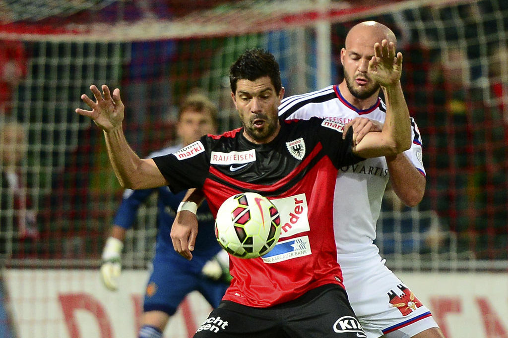 Dante Senger, vorne, von Aarau, im Duell mit Arlind Ajeti, rechts, von Basel, im Fussball Super League Meisterschaftsspiel zwischen dem FC Aarau und dem FC Basel am Mittwoch, 20. Mai 2015, in Aarau. (KEYSTONE/Urs Flueeler)