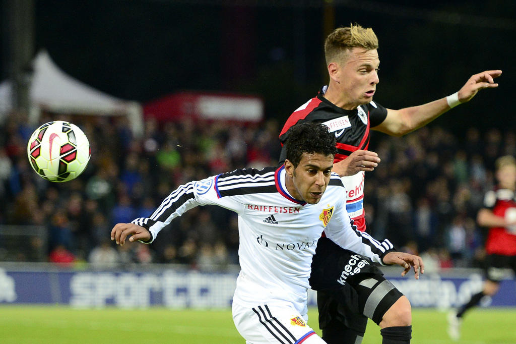 Ahmed Hamoudi, links, von Basel, im Duell mit Oliver Jaeckle, rechts, von Aarau, im Fussball Super League Meisterschaftsspiel zwischen dem FC Aarau und dem FC Basel am Mittwoch, 20. Mai 2015, in Aarau. (KEYSTONE/Urs Flueeler)