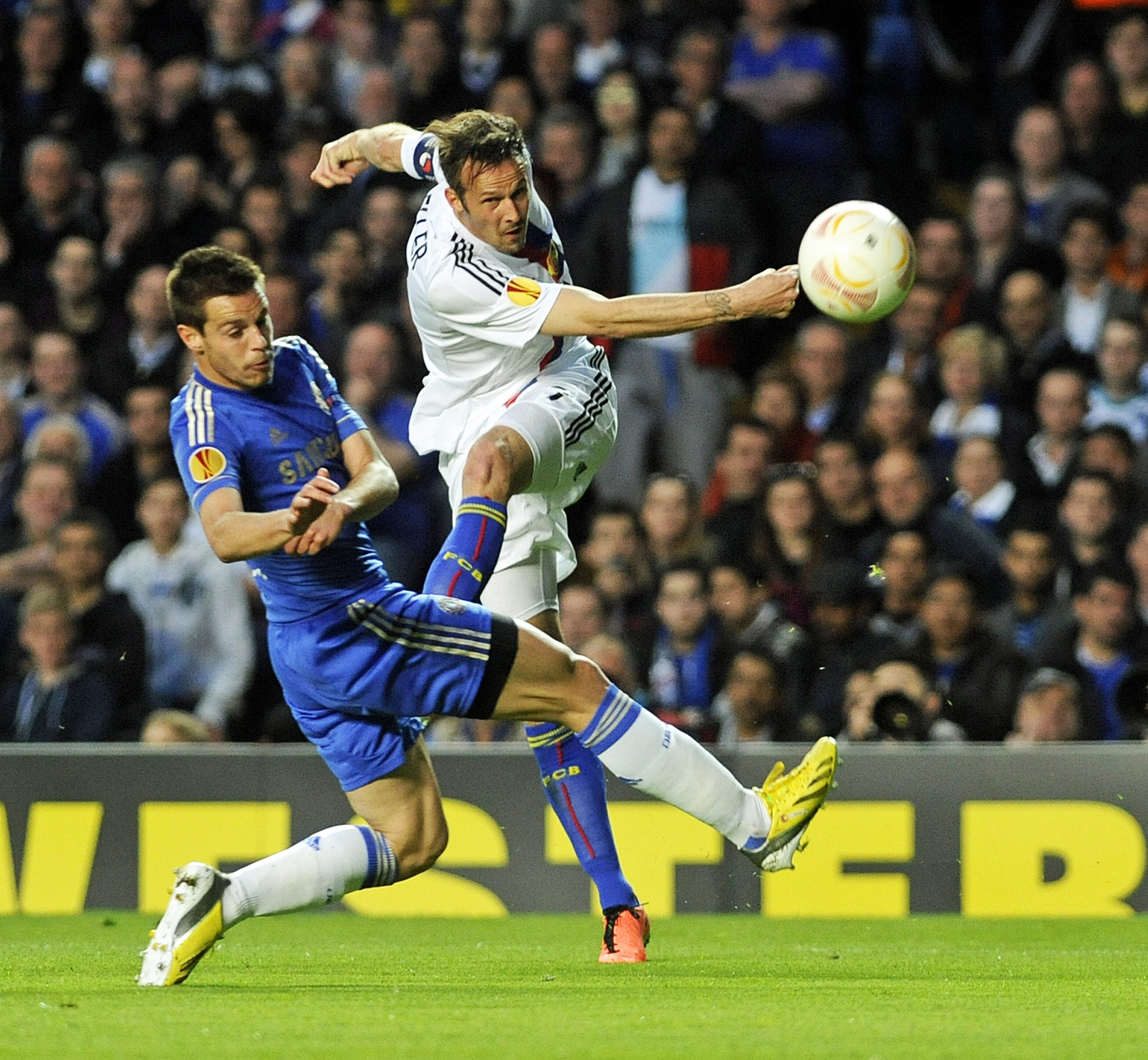 epa03685422 FC Basel's Marco Streller (R) in action against Chelsea's Cesar Azpilicueta (L) during the UEFA Europa League semi final second leg soccer match between Chelsea FC and FC Basel at Stamford Bridge in London, Britain, 02 May 2013. EPA/GERRY PENNY