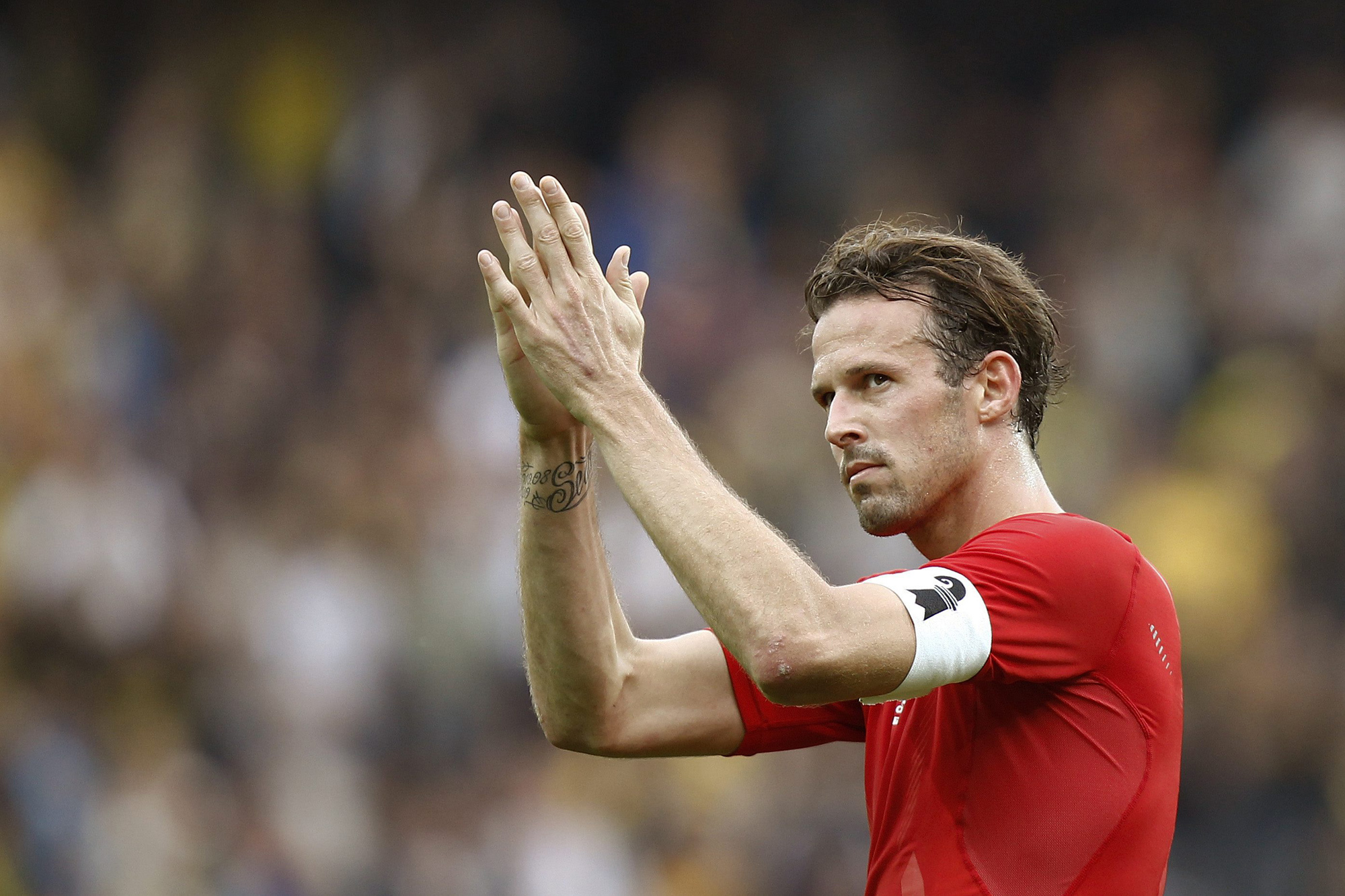 Basels Marco Streller bedankt sich bei den Fans nach dem Fussball Meisterschaftsspiel der Super League zwischen dem BSC Young Boys und dem FC Basel 1893 am Sonntag, 23. September 2012, im Stade de Suisse Wankdorf in Bern. (KEYSTONE/Peter Klaunzer)