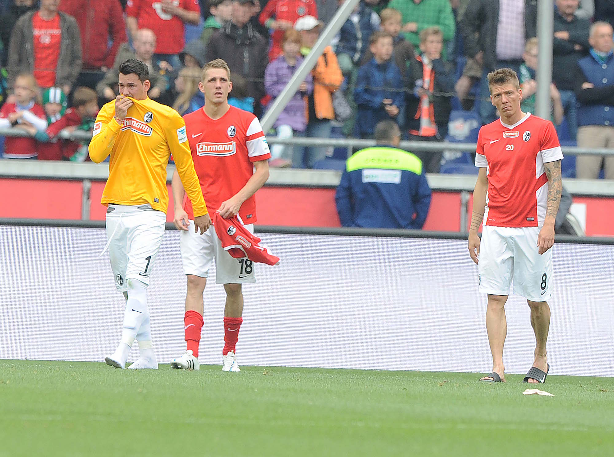Freiburger Trauermarsch: Roman Bürki, Nils Petersen und Mike Frantz nach der Niederlage und dem Abstieg in Hannover.