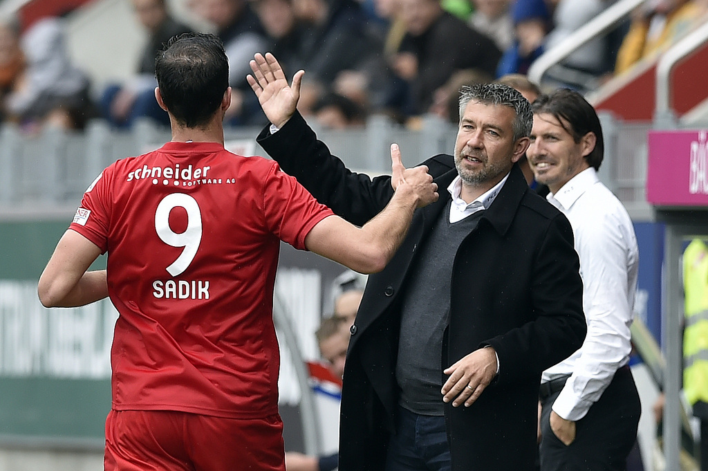 Thuns Berat Sadik, links, und Trainer Urs Fischer feiern den Treffer zum 1:0, im Fussball Meisterschaftsspiel der Super League zwischen dem FC Thun und dem FC Basel, am Pfingstmontag, 25. Mai 2015, in der Stockhorn Arena in Thun. (KEYSTONE/Peter Schneider)