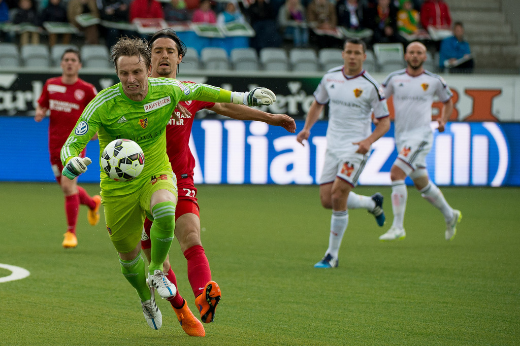 Basels Torhueter Germano Vailati im Duell ausserhalb des Strafraums gegen Thuns Nelson Ferreira im Fussball Super League Spiel zwischen dem FC Thun und dem FC Basel am Pfingstmontag, 25. Mai 2015, in der Stockhorn Arena in Thun. (PHOTOPRESS/Daniel Christen)