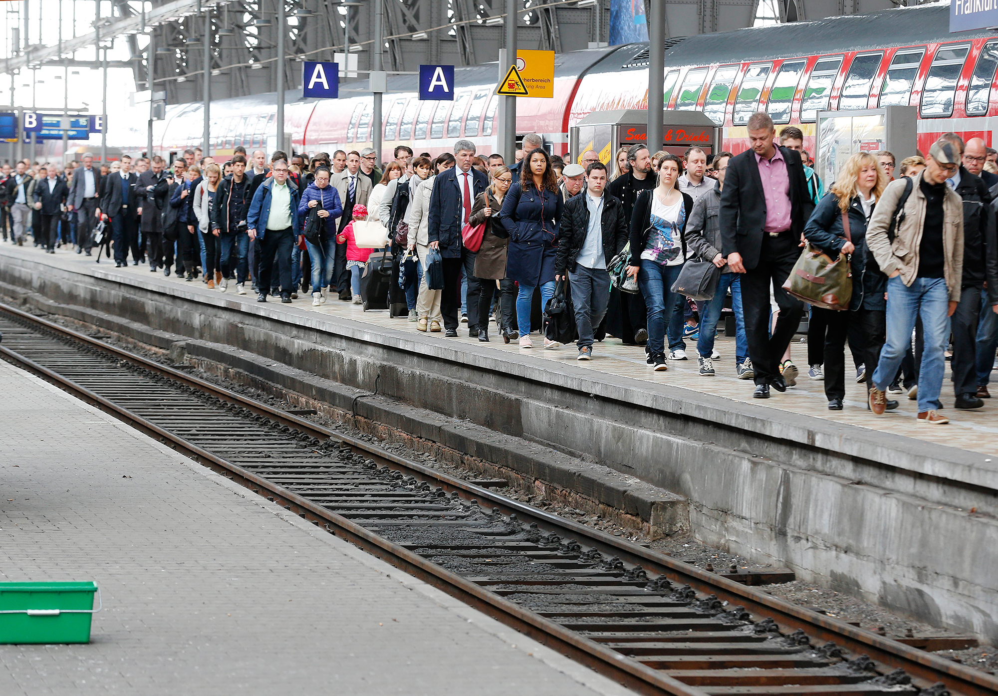 Ärger über verlorene Zeit: Diese Passagiere fuhren mit einem der wenigen Züge, der trotz Streik noch fuhr.
