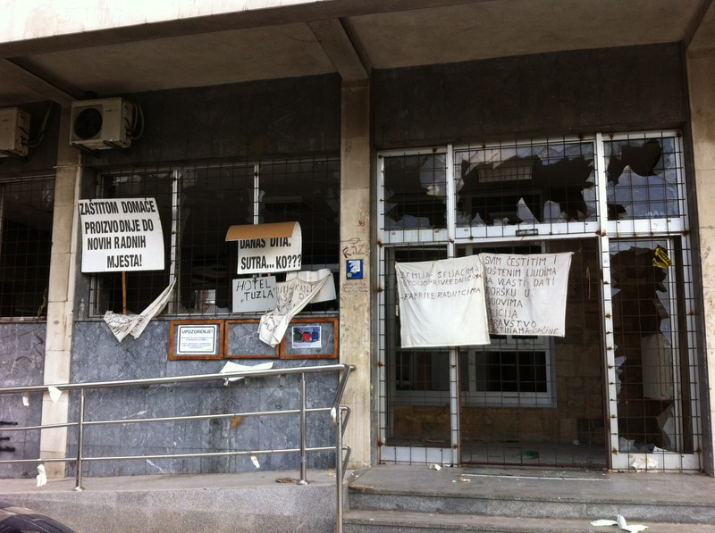 Ein Jahr nach den Bürgerprotesten, welche in Tuzla begannen, ist von der neuen Hoffnung auf Veränderung nicht mehr viel geblieben.
