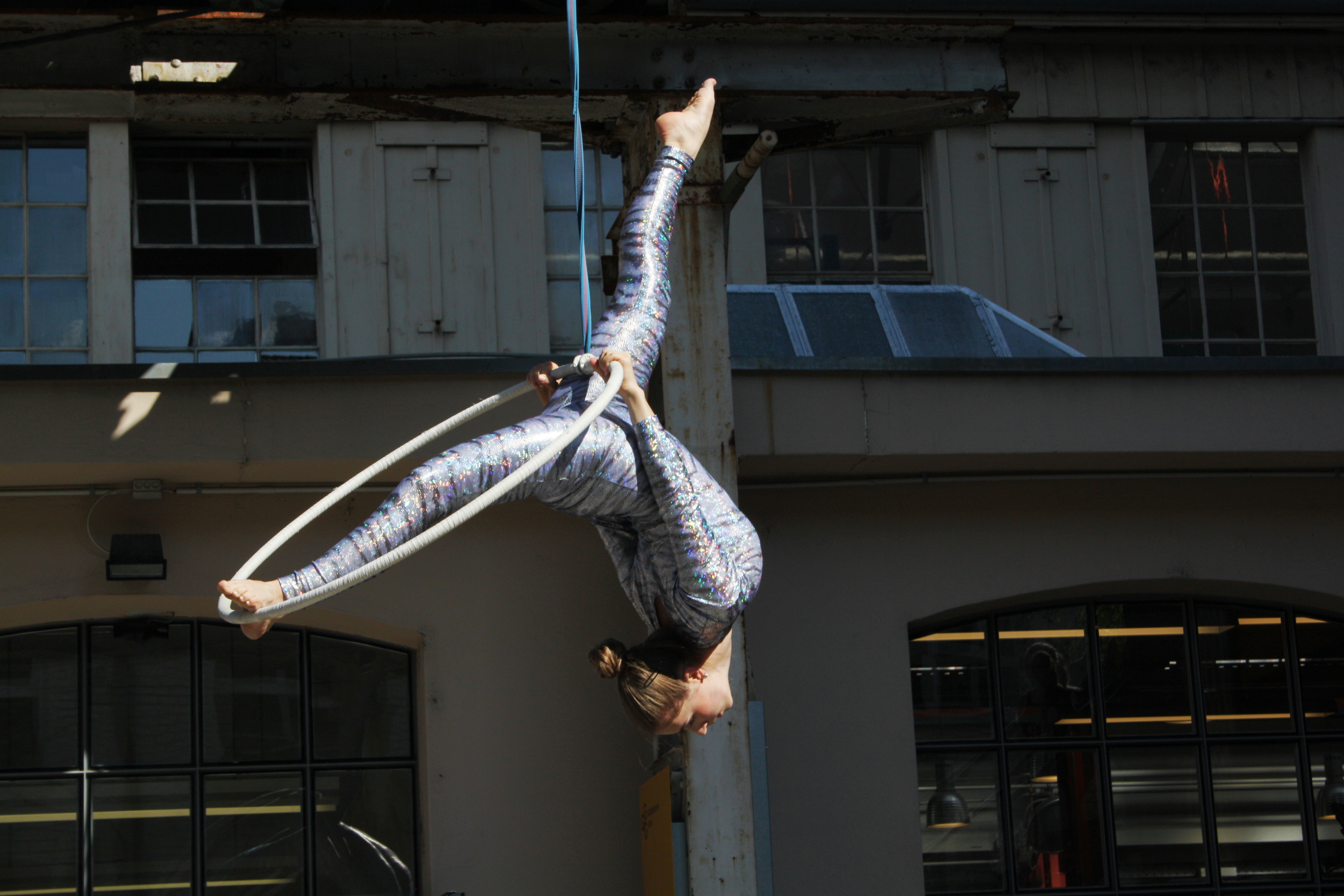 Eine Eröffnung ganz nach Kantensprung-Art: dazu gehörte eine Performance der Zirkusschule, die im Siloturm residiert.