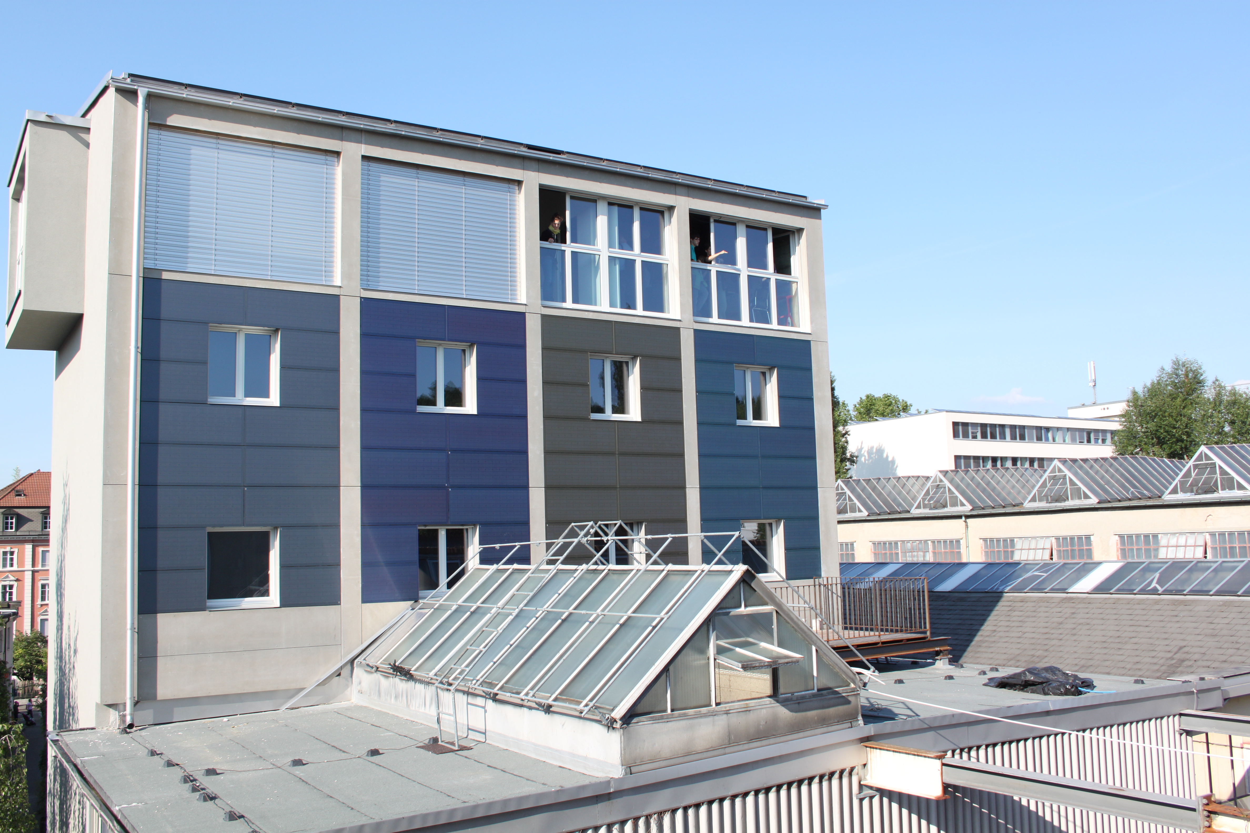 Die mit farbigen Solarzellen bedeckte Aussenwand des Siloturms ist inzwischen vielleicht eine bekannte Fassade in Basel.