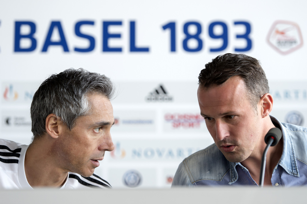 Der Trainer Paulo Sousa, links, und der Captain Marco Streller, rechts, besprechen sich vor einer Medienkonferenz des FC Basel vor dem letzten Meisterschaftsspiel im Stadion St. Jakob-Park in Basel am Mittwoch, 27. Mai 2015. (KEYSTONE/Georgios Kefalas)