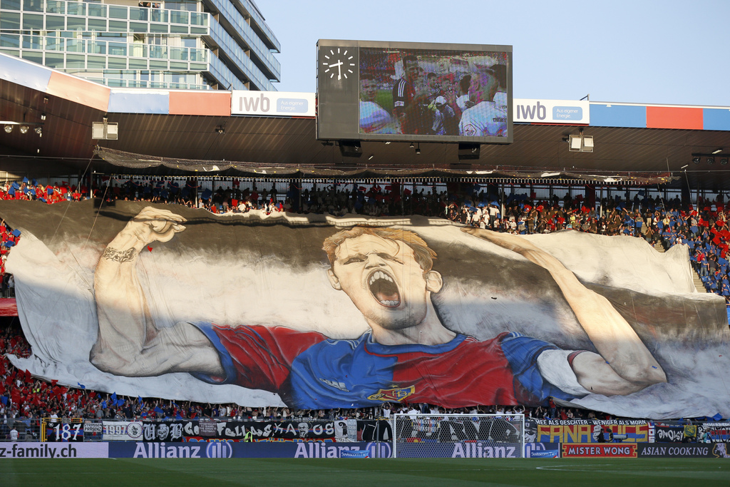 Fans spannen ein riesiges Transparent mit Marco Streller vor dem Fussball Meisterschaftsspiel der Super League zwischen dem FC Basel und dem FC St. Gallen im Stadion St. Jakob-Park in Basel, am Freitag, 29. Mai 2015. (KEYSTONE/Peter Klaunzer)
