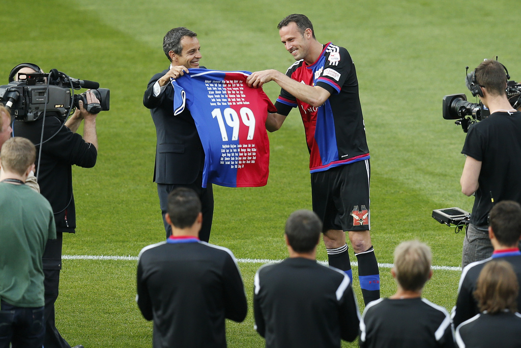 Marco Streller erhaelt von Praesident Bernhard Heusler ein Trikot mit der Nummer 199 bei der offiziellen Verabschiedung von Marco Streller vor dem Fussball Meisterschaftsspiel der Super League zwischen dem FC Basel und dem FC St. Gallen im Stadion St. Jakob-Park in Basel, am Freitag, 29. Mai 2015. (KEYSTONE/Peter Klaunzer)