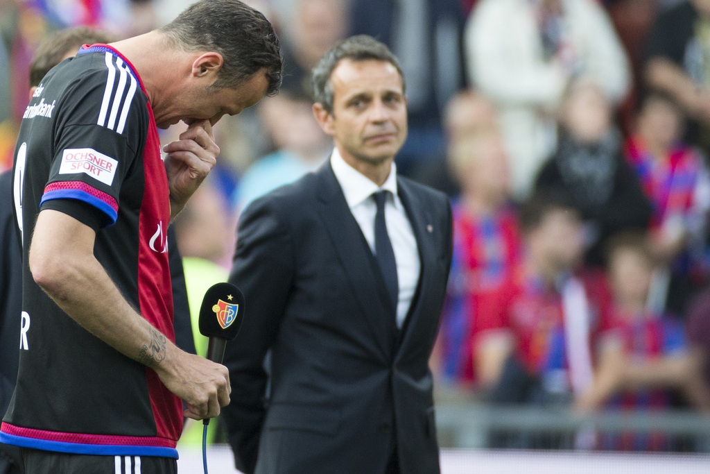 Marco Streller wird mit Traenen in den Augen vor dem Spiel gegen den FC St. Gallen im Stadion St. Jakob-Park in Basel, am Freitag, 29. Mai 2015, verabschiedet. (KEYSTONE/Patrick Straub)