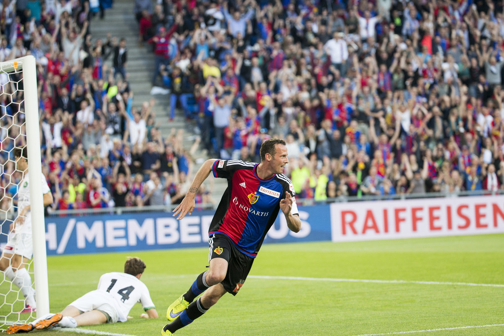 Marco Streller bejubelt sein 200. Tor im Fussball Meisterschaftsspiel der Super League zwischen dem FC Basel und dem FC St. Gallen im Stadion St. Jakob-Park in Basel, am Freitag, 29. Mai 2015. (KEYSTONE/Patrick Straub)