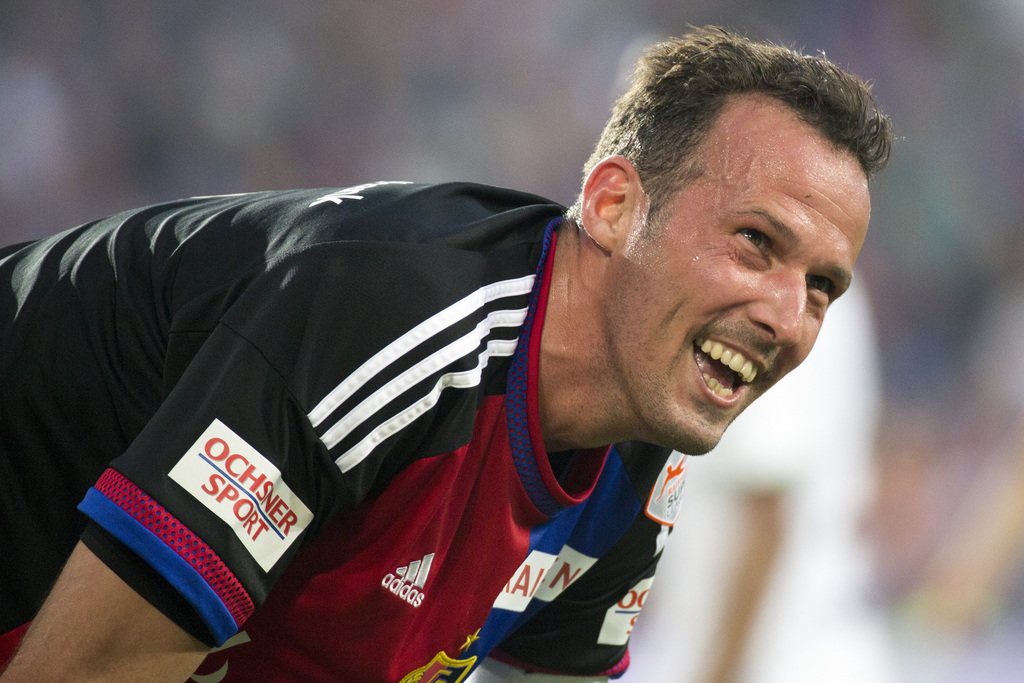 Basler Marco Streller lacht im Fussball Meisterschaftsspiel der Super League zwischen dem FC Basel und dem FC St. Gallen im Stadion St. Jakob-Park in Basel, am Freitag, 29. Mai 2015. (KEYSTONE/Patrick Straub)