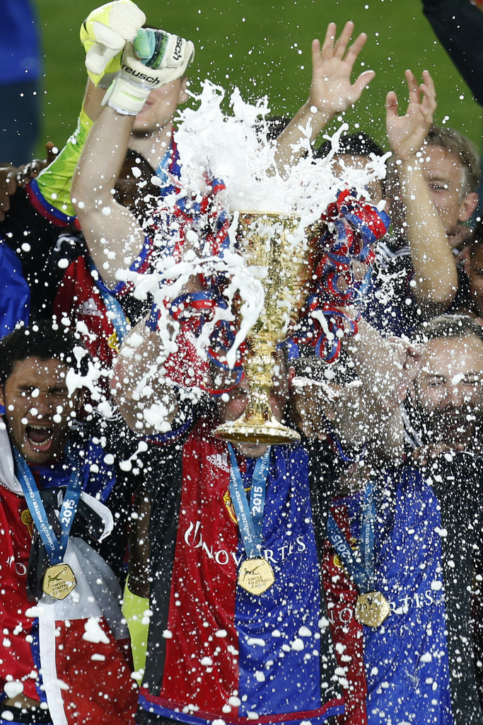 Marco Streller, Mitte, hebt den Meisterschaftspokal bei der offiziellen Siegerehrung nach dem Fussball Meisterschaftsspiel der Super League zwischen dem FC Basel und dem FC St. Gallen im Stadion St. Jakob-Park in Basel, am Freitag, 29. Mai 2015. (KEYSTONE/Peter Klaunzer)