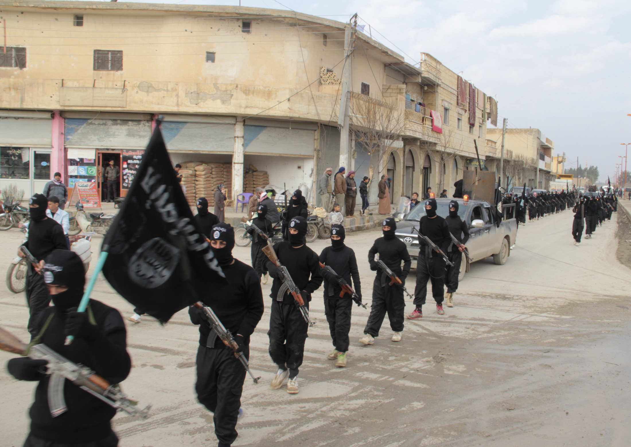 Fighters of al-Qaeda linked Islamic State of Iraq and the Levant carry their weapons during a parade at the Syrian town of Tel Abyad, near the border with Turkey January 2, 2014. Picture taken January 2, 2014. REUTERS/Yaser Al-Khodor (SYRIA - Tags: POLITICS CIVIL UNREST CONFLICT) - RTX170U8