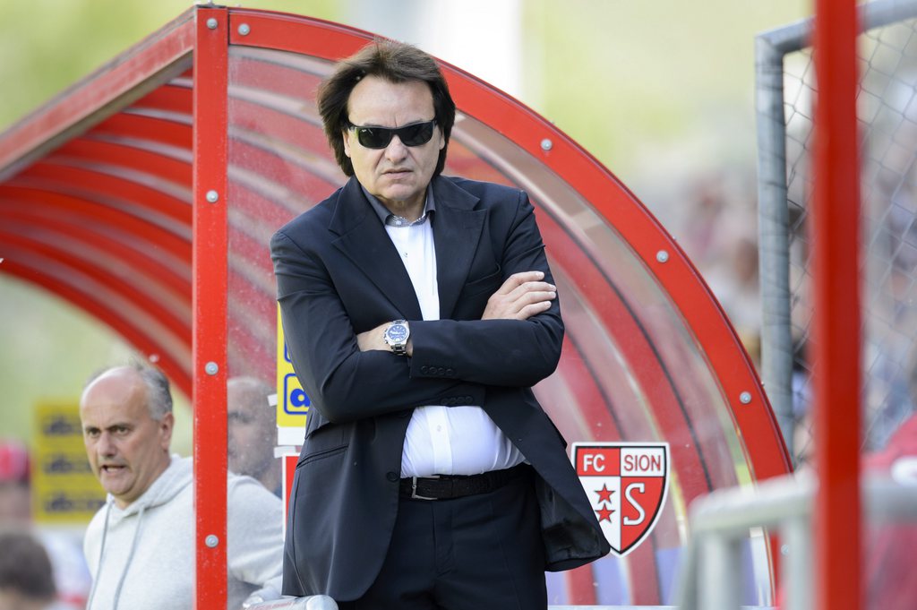 L'entraineur du FC Sion Arno Rossini, gauche, et le president valaisan Christian Constantin, droite, observent la rencontre de football de Super League entre le FC Sion et FC Basel 1893, ce dimanche 5 mai 2013 au stade de Tourbillon a Sion. (KEYSTONE/Laur