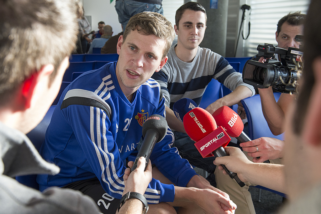 Fabian Frei vom FC Basel spricht an einer Medienkonferenz vor dem ersten Training des Jahres im Stadion St. Jakob-Park in Basel am Dienstag, 6. Januar 2015. (KEYSTONE/Georgios Kefalas)