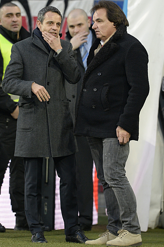 Der Basler Praesident Bernhard Heusler, links, und der Sittener Praesident Christian Constantin, rechts, unterhalten sich vor dem Fussball Meisterschaftsspiel der Super League zwischen dem FC Basel und dem FC Sion, im Stadion St. Jakob-Park in Basel, am Samstag, 14. Februar 2015. (KEYSTONE/Georgios Kefalas)