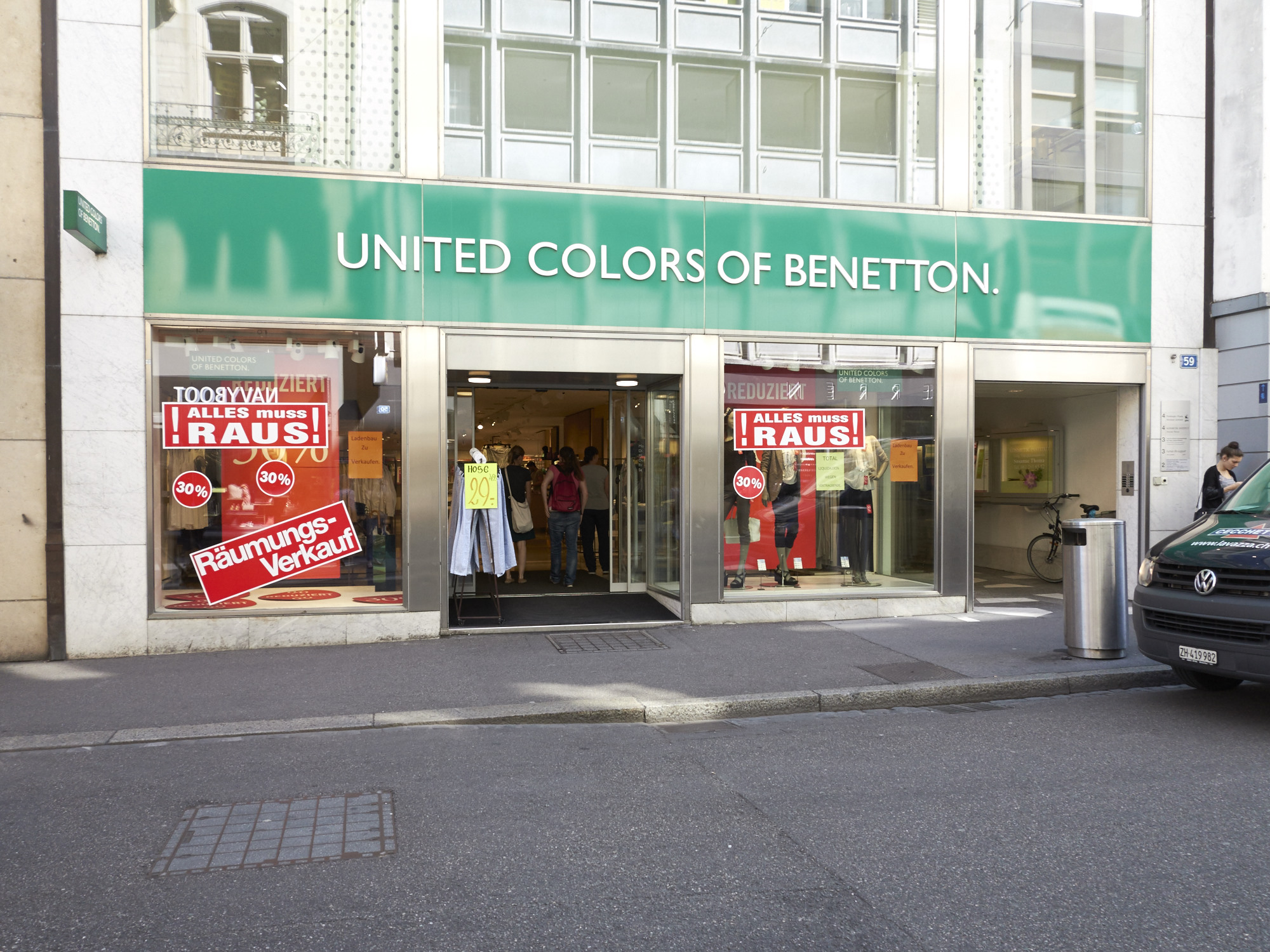 «Alles muss raus»-Nicht nur bei Benetton prangen solche Schilder.