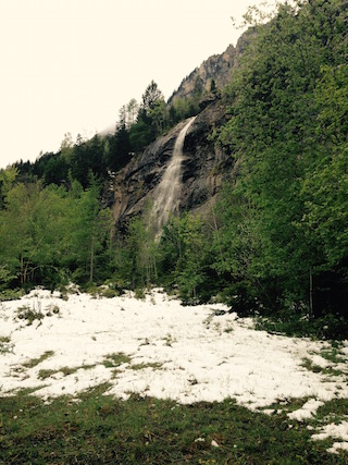 Der schmelzende Schnee stürzt in Wasserfällen die Felswände hinunter.