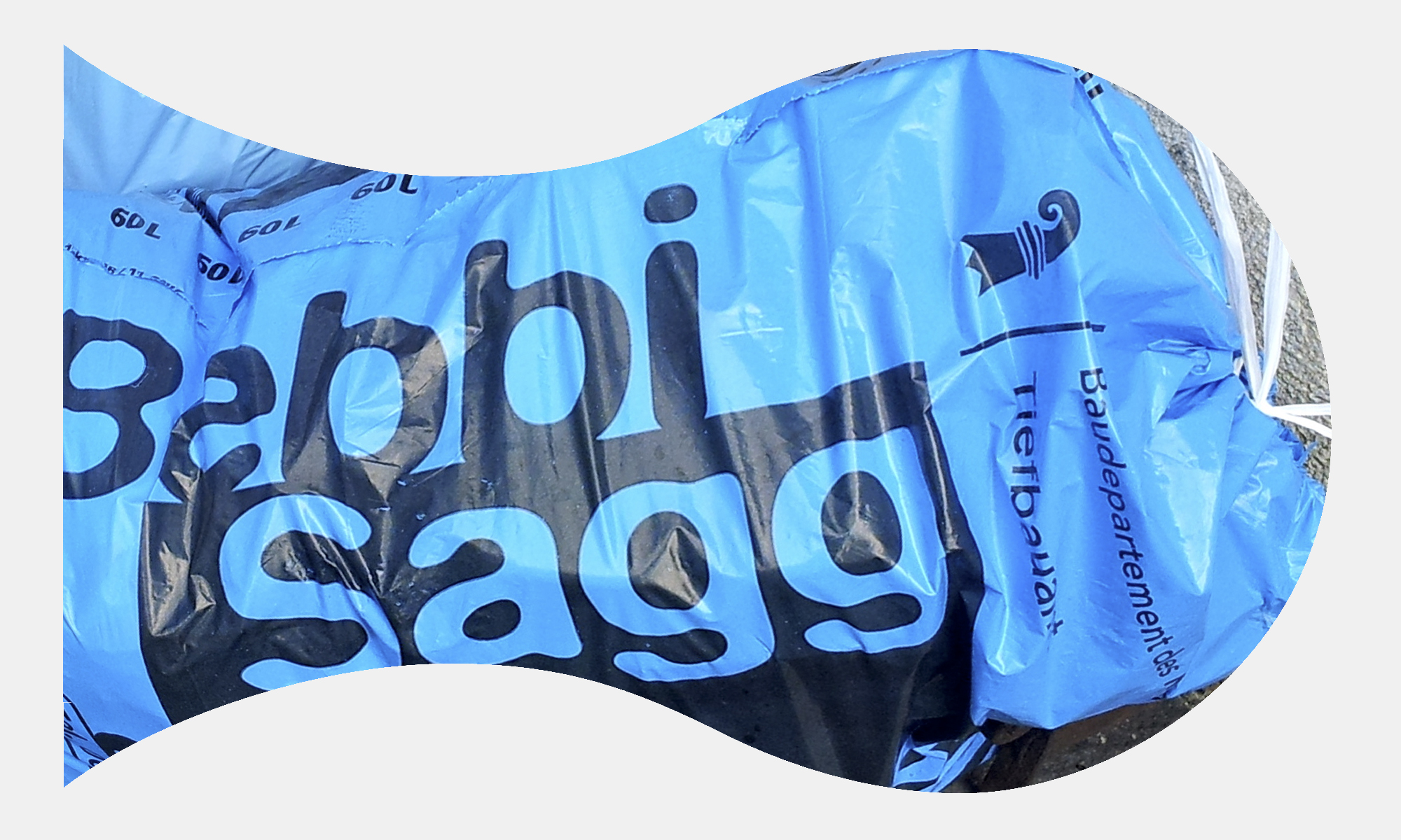 Der patriotische Schwimmer kann seine Kleider sicher mit einem «Bebbi-Sagg» ans Ziel bringen. Aber Vorsicht: Nie unbeaufsichtigt lassen. Die Stadtreinigung lauert hinter jeder Ecke.