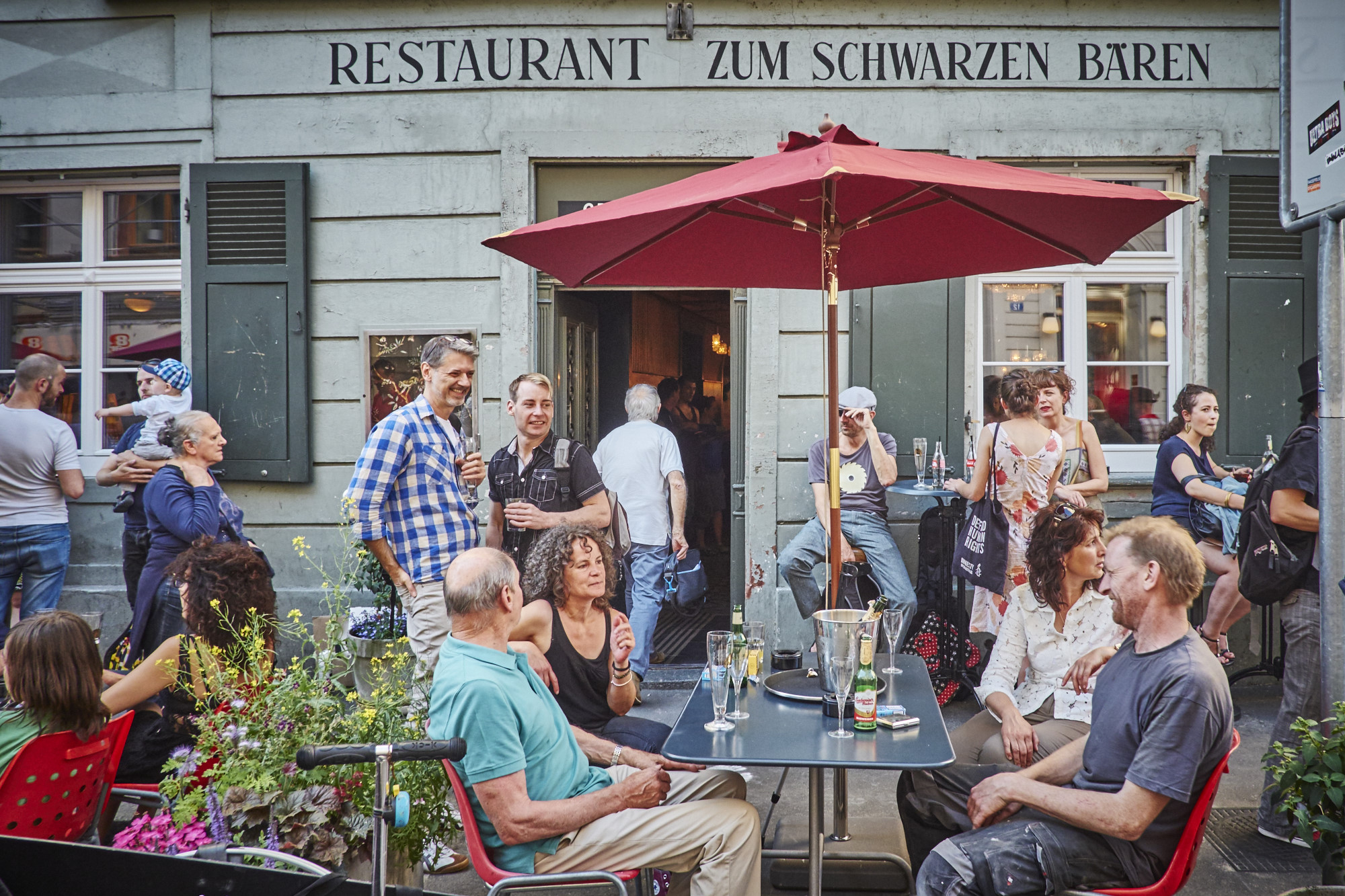 Das «Grenzwert» serviert neu auch draussen auf der Gasse.