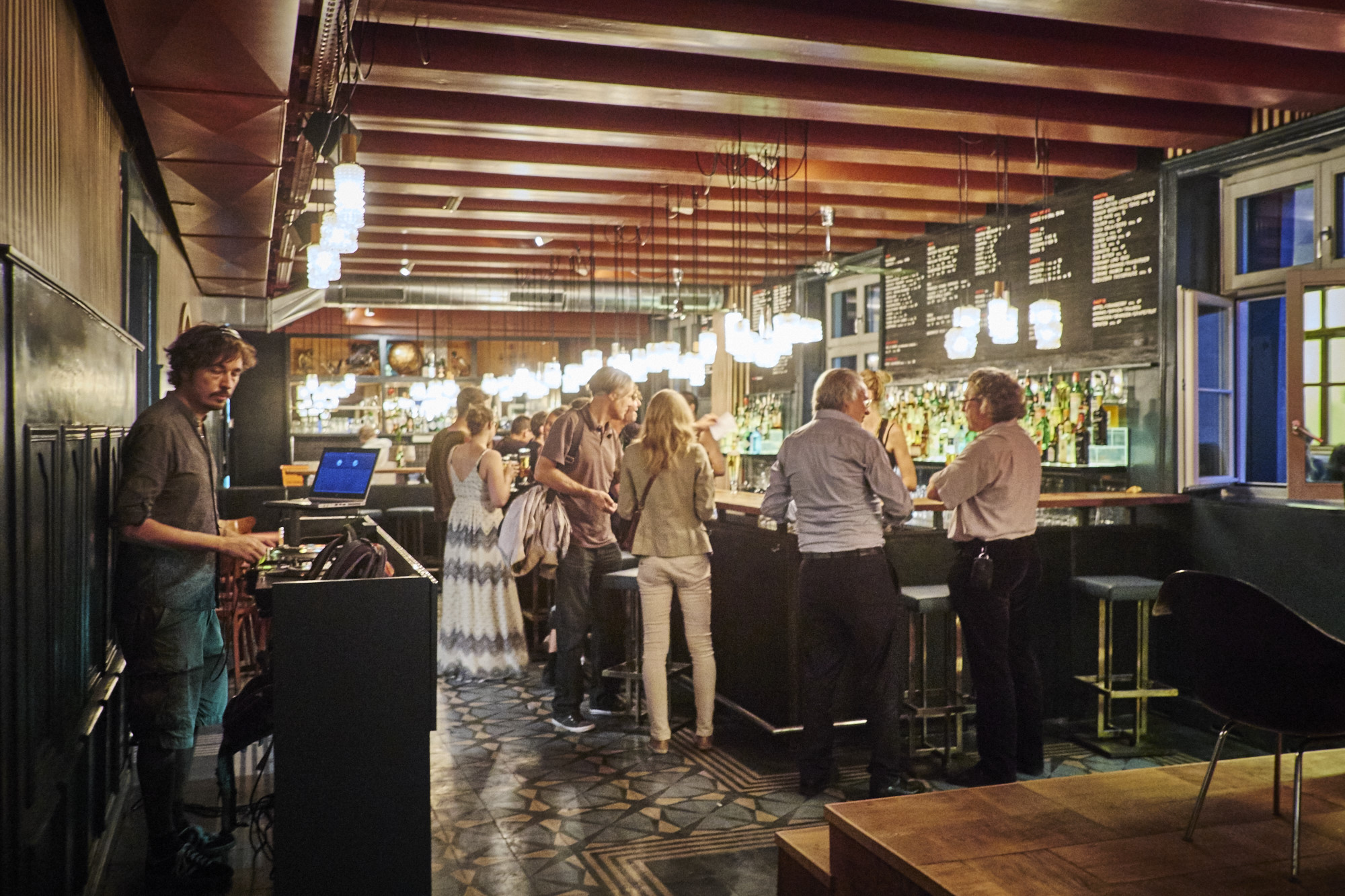 Die neue Bar wirkt grosszügig und hell.