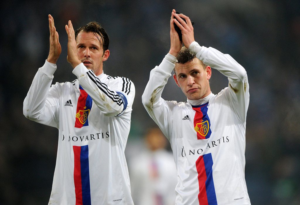 epa03987254 Basel players Marco Streller (L) and Fabian Schaer (R) applaud supporters after the UEFA Champions League group E soccer match between FC Schalke 04 and FC Basel in Gelsenkirchen, Germany, 11 December 2013. Schalke won 2-0. EPA/JONAS GUETTLER