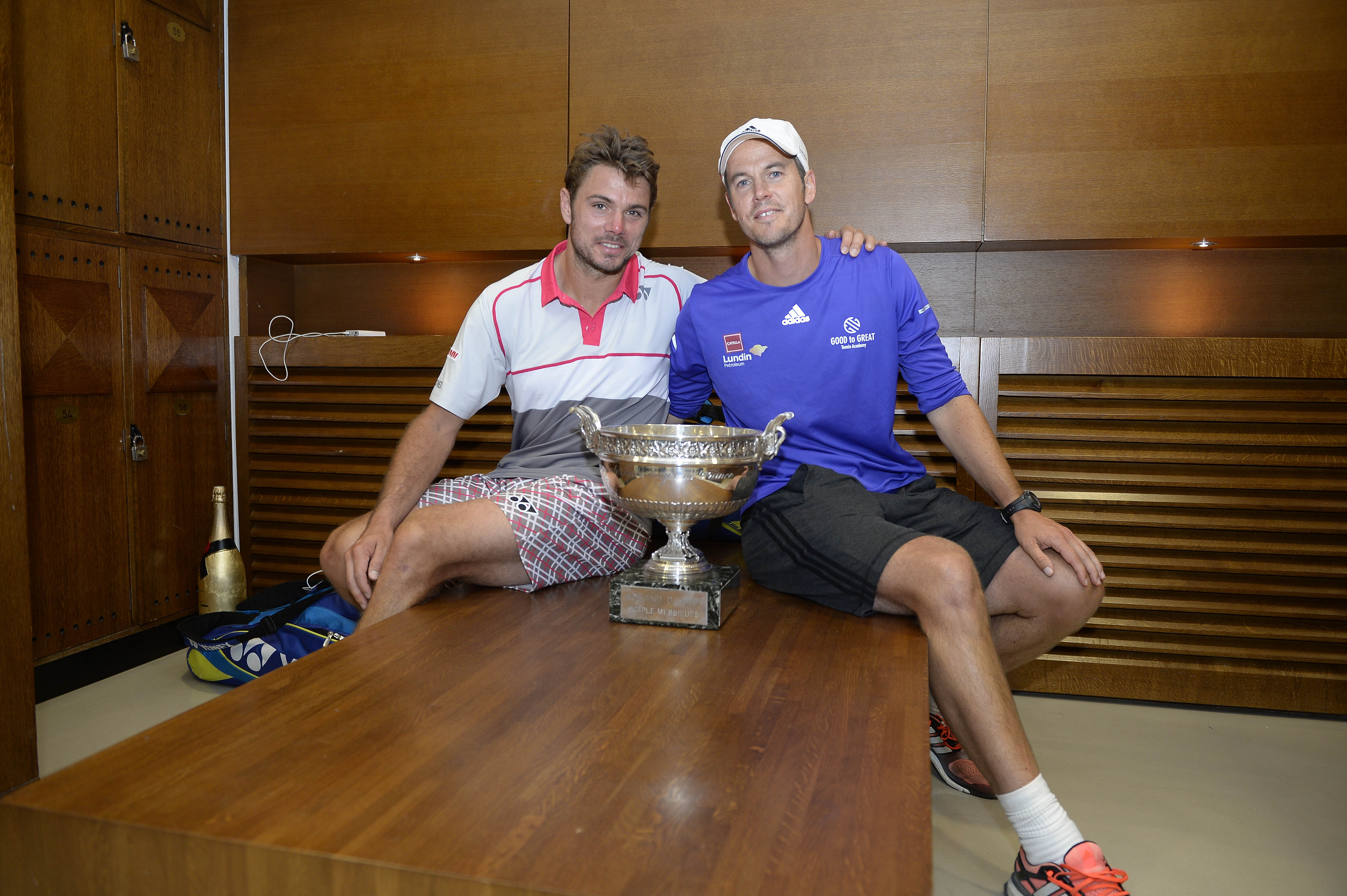 Die Trophäe gehört auch dem Trainer: Zusammen mit Magnus Norman in der Kabine.
