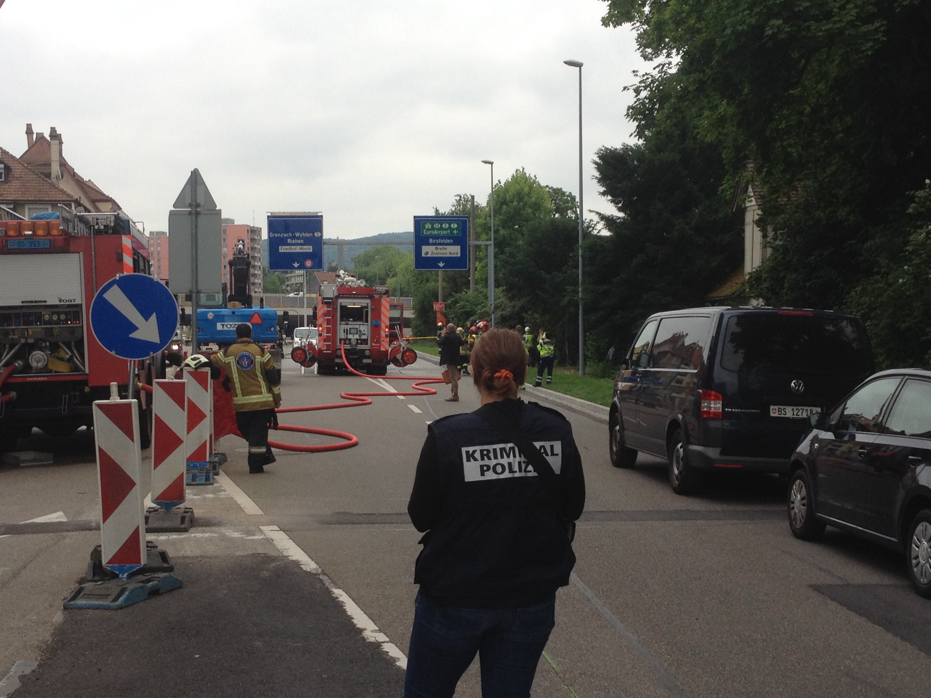 Verdacht auf strafbares Verhalten: Eine Ermittlerin der Kriminalpolizei begutachtet die Unfallstelle.