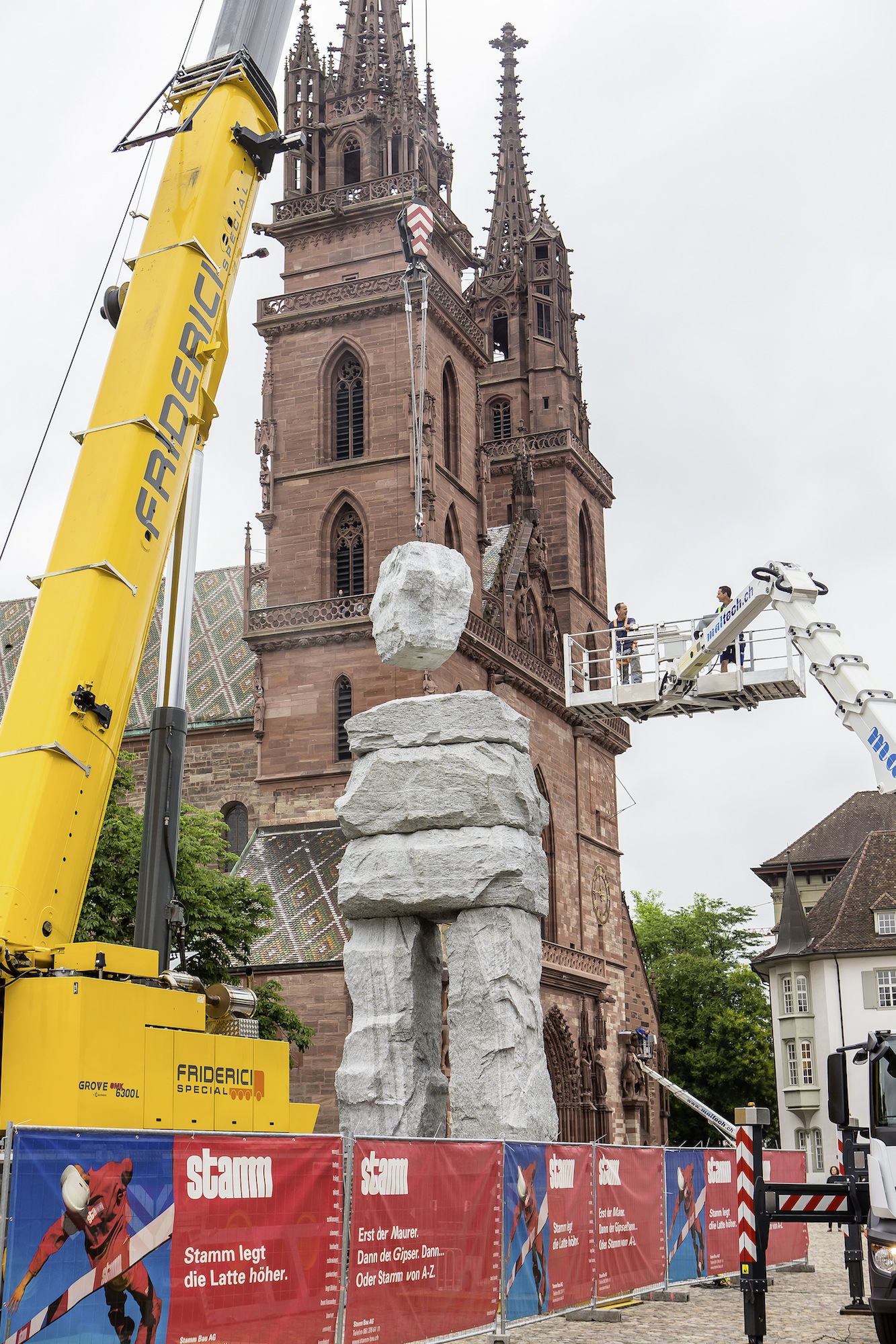 Ugo Rondinones «The Gracious» wird vor dem Münster installiert.